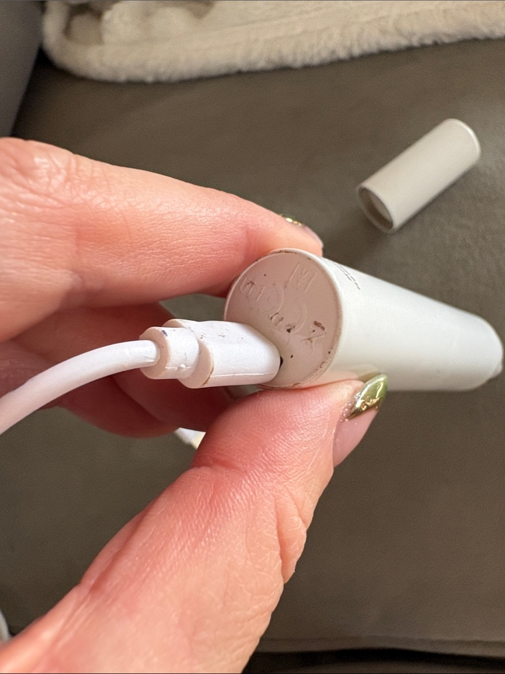 NuFACE Fix White Microcurrent Facial Toning Device - Picture 4 of 5